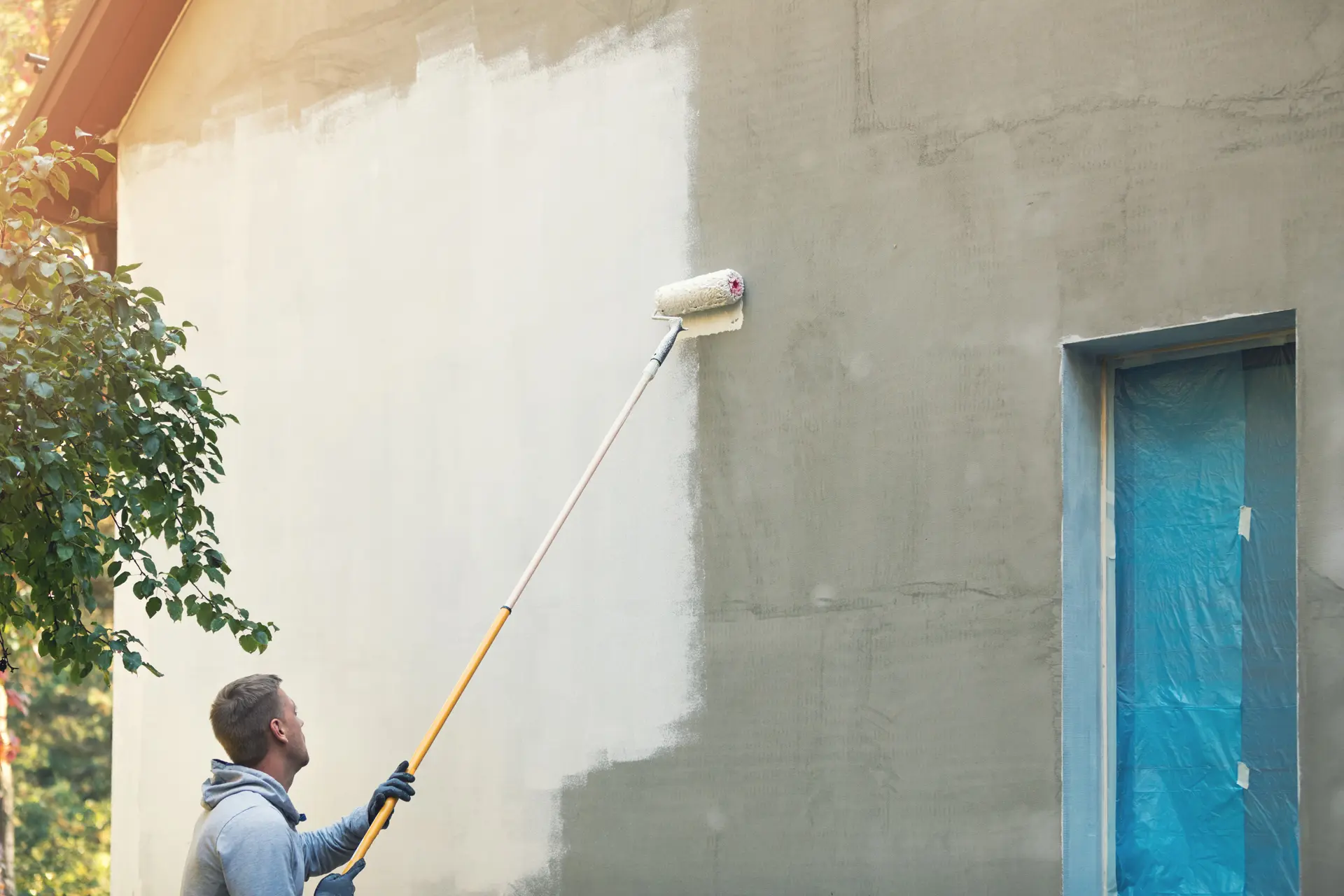 Pintor trabajando en una fachada en Palencia